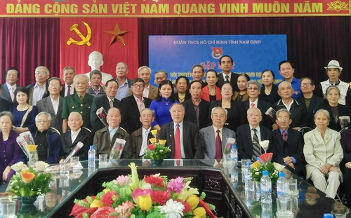 Hội truyền thống cán bộ Tỉnh đoàn Nam Định chụp ảnh lưu niệm